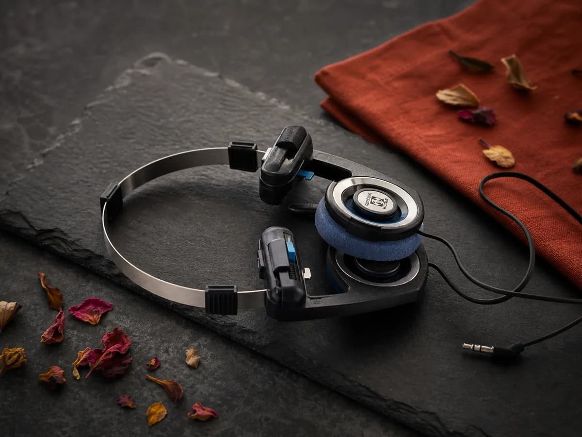 Porta Pro served on a dark slate board with a folded paprika napkin and a scattering of dried petals